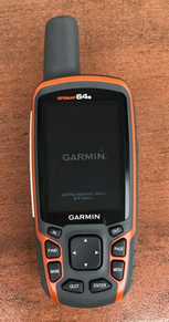 GPS dalam keadaan baru nyala dengan logo Garmin